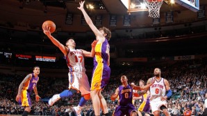 Lin uses the finger-roll agains Lakers Pau Gasol