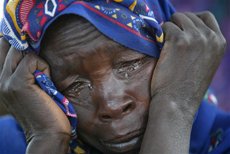 Darfur refugee weeps (www.sudan.net)