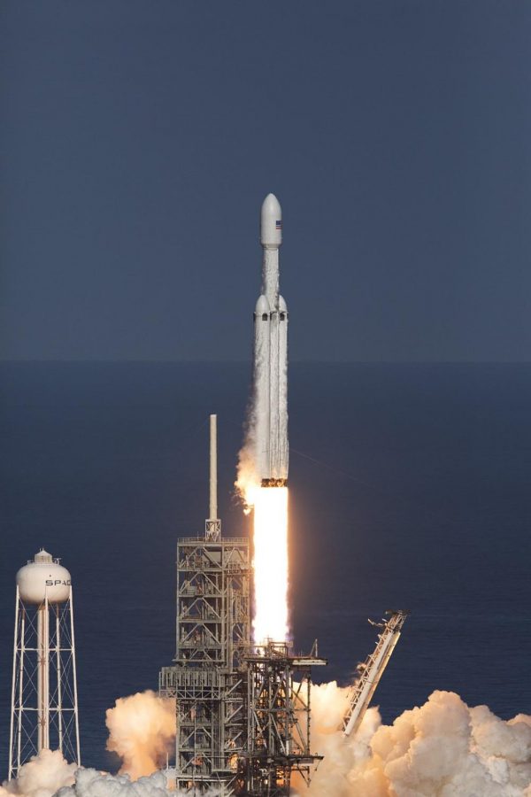 +SpaceX+Falcon+Heavy+rocket+begins+its+demonstration+flight+with+liftoff+at+3%3A45+p.m.+EST+from+from+Launch+Complex+39A+at+NASAs+Kennedy+Space+Center+in+Florida.++By+NASA%2FKim+Shiflett+%28Flickr%29+%5BPublic+domain%5D%2C+via+Wikimedia+Commons