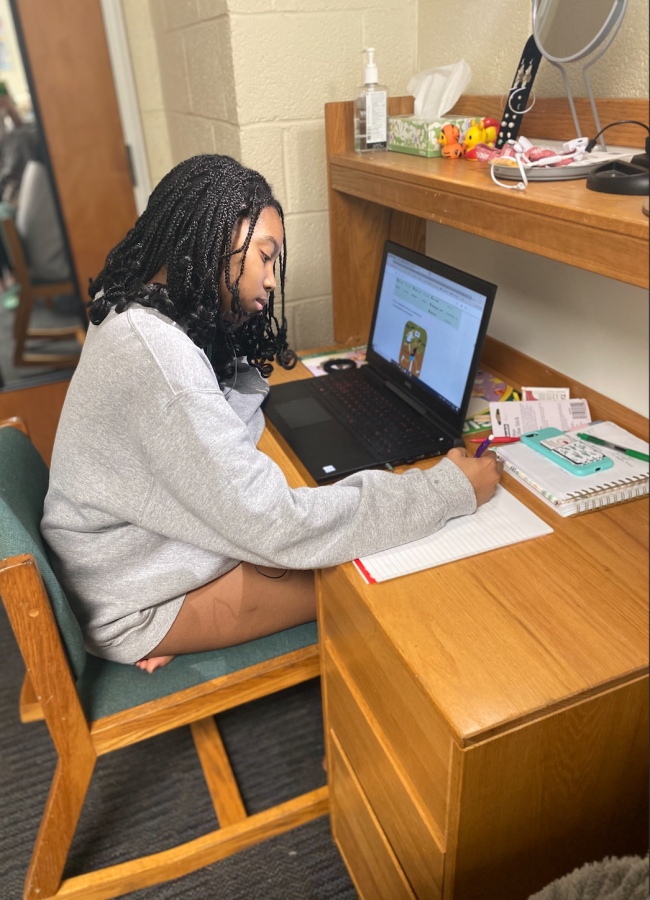 Juliana Hubbard ‘23 starts out the week doing classwork in her dorm on Monday, Feb. 8.