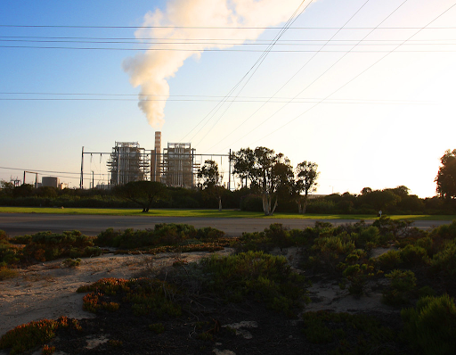 A coal-fired power plant like the Duke Energy plant at Belews Lake.