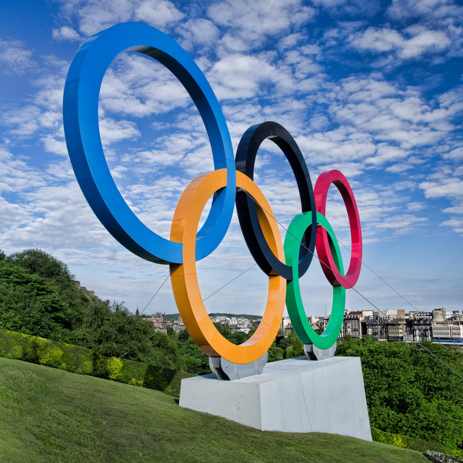 A+statue+of+the+five+Olympic+Rings.