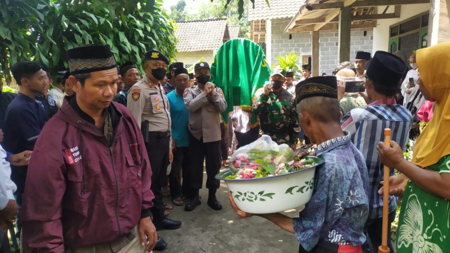 A funeral held for one of the Kanjuruhan Stadiums victims. 