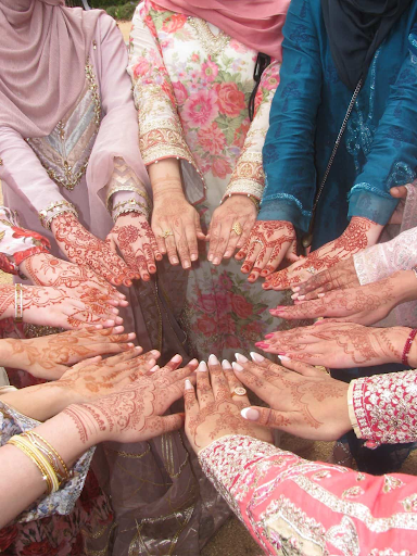 Eid al-Fitr Beyond the Morning Prayer: Community, Celebration and Identity